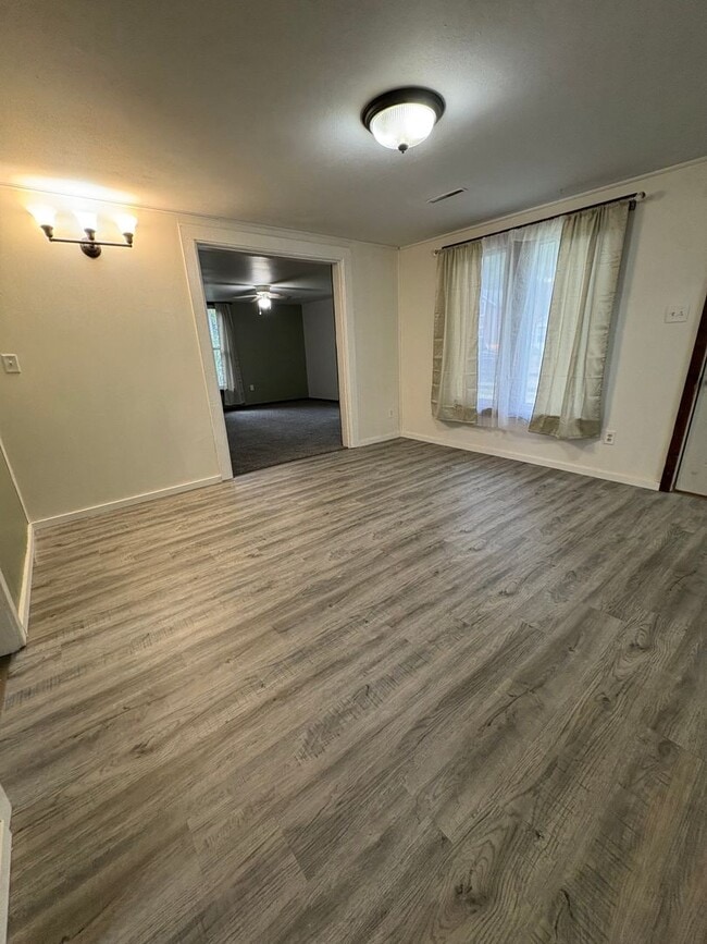 Building Photo - Charming Northside La Crosse Home
