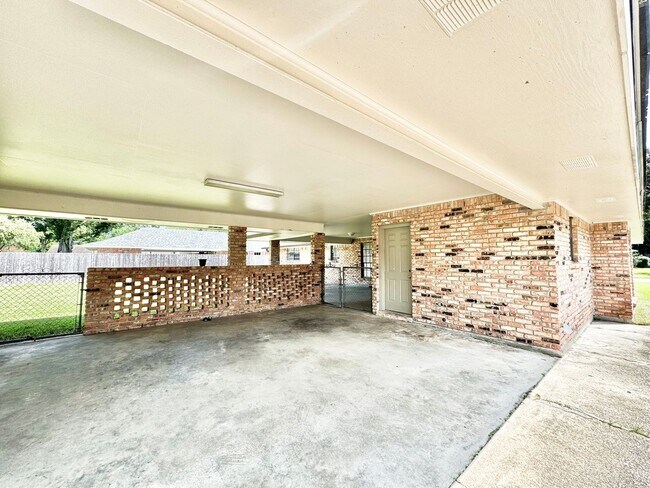 Building Photo - 5016 Five Frks Dr