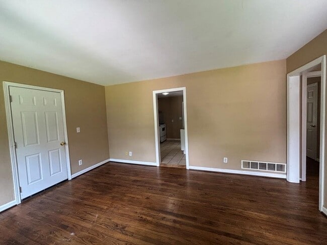 Building Photo - 2223 Dillard St