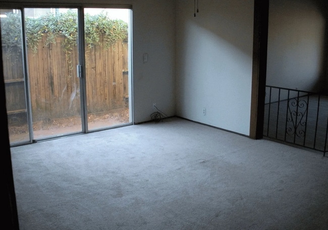 Building Photo - 2 Bed 2 Bath Duplex!