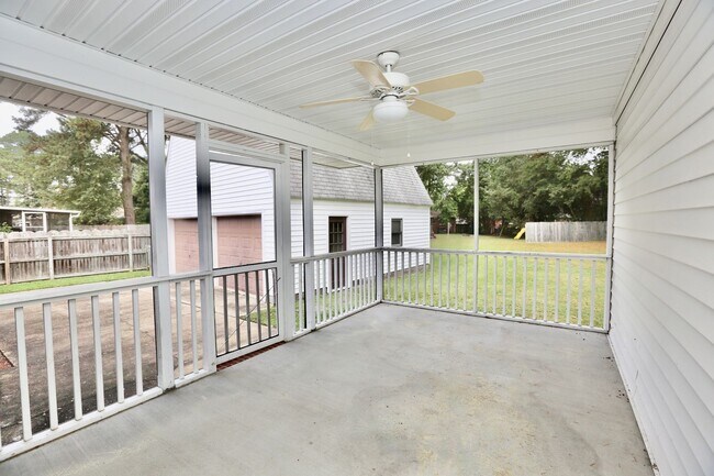 Building Photo - AVAILABLE EARLY MAY, Charming ranch home with front porch in Castle Heights!