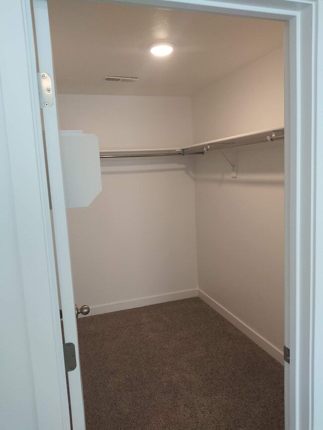 Building Photo - STUNNING 3 bed 2.5 bath Pet Friendly town ...