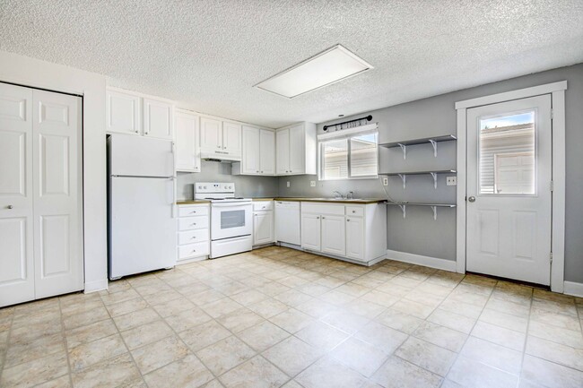 Building Photo - Affordable Two Bed w/ Garage in heart of Bend