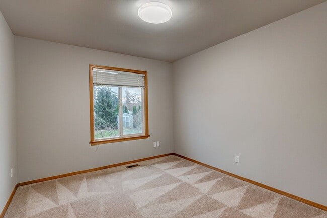 Building Photo - 4 bedroom, 3 bath Dog Friendly Home!