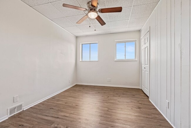 Building Photo - 4 bed 1 bath - all updated, central air, laundry