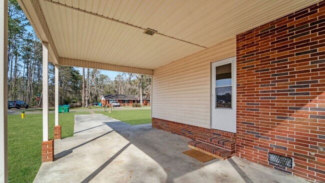 Building Photo - Cozy 3-Bedroom Home with Corner Lot in Rincon