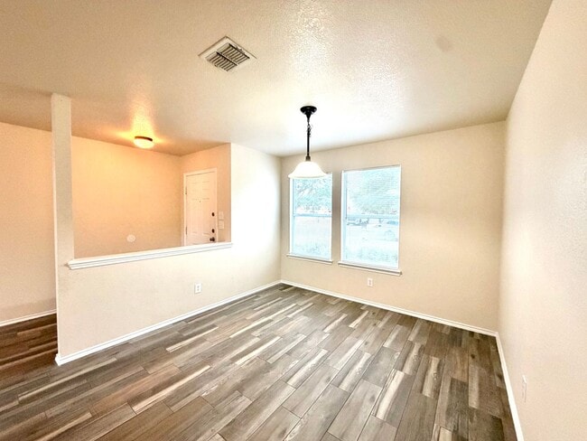 Building Photo - Lovely 3 Bedroom 2.5 Bath with easy access to shopping, schools, I-1604, I-410, Hwy 151, SeaWorld...