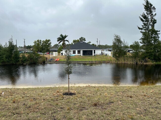 Building Photo - Beautiful 4/2 Newer Construction- Available Now