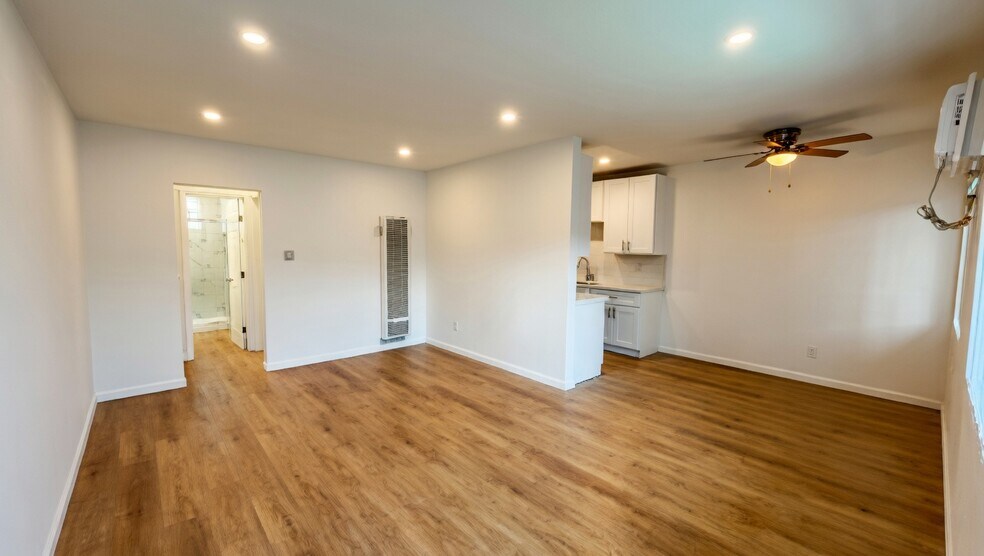 Building Photo - 323 E Chestnut St