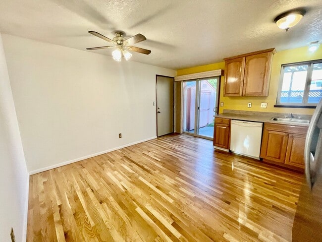 Building Photo - Beautiful 2bd/1bath South Tabor Home with ...