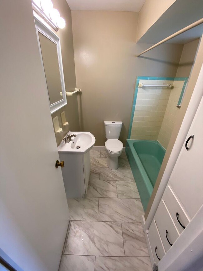 Building Photo - 1 Bedroom- Grandview Area
