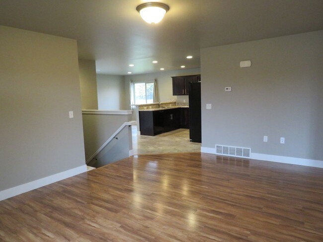 Building Photo - 4 Bedroom Townhome in River Pointe Subdivison