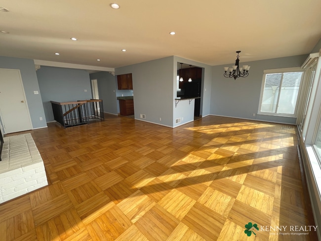 Building Photo - Large Five Bedroom, Three Bathroom with In...