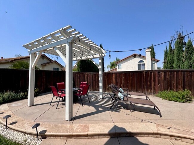 Building Photo - Beautiful 4 Bedroom Pool Home with Solar i...