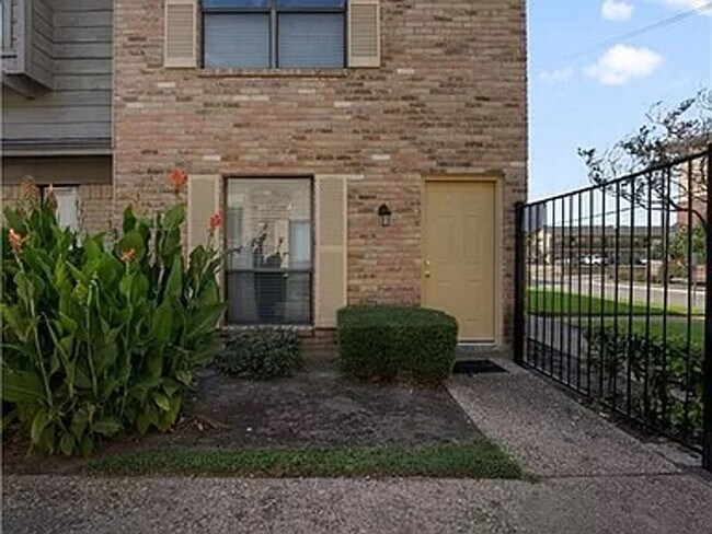 Primary Photo - Furnished 2/2.5 Condo Blocks from Baylor Campus!
