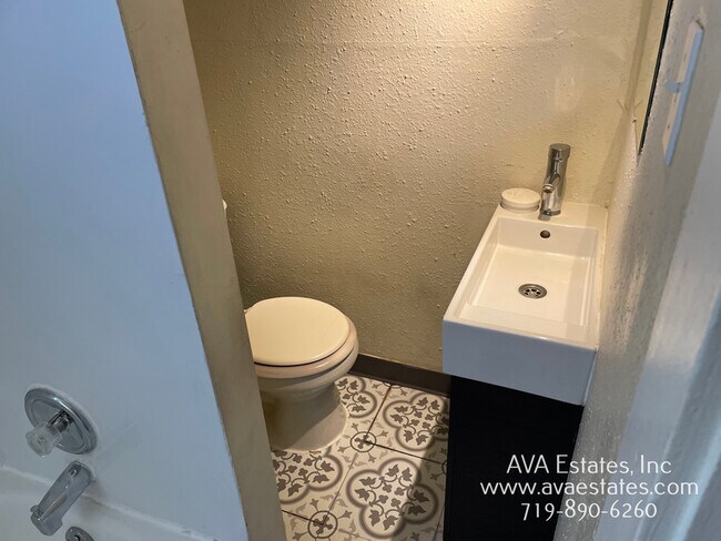 Building Photo - 516 W 9th St