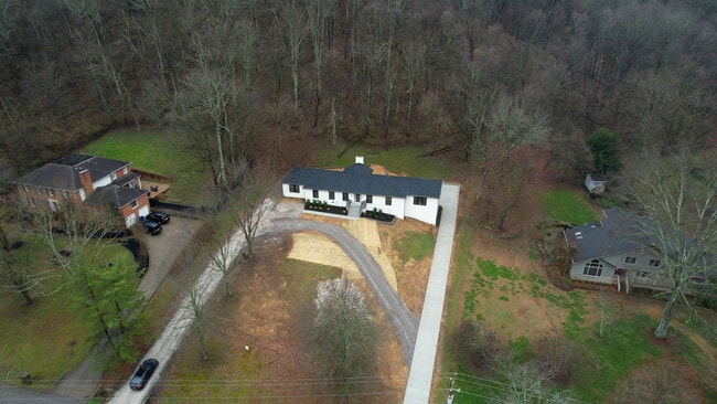 Building Photo - 5527 Hillview Dr