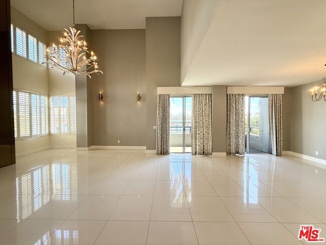 Building Photo - 121 S Palm Dr