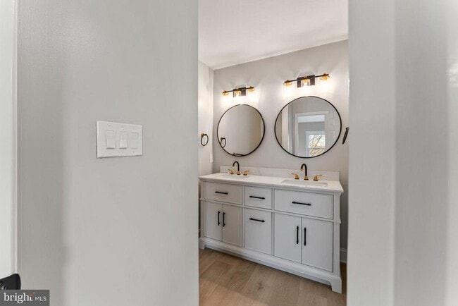 Building Photo - 8213 Roxbury Dr