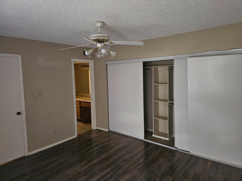 Building Photo - 9605 Walnut St