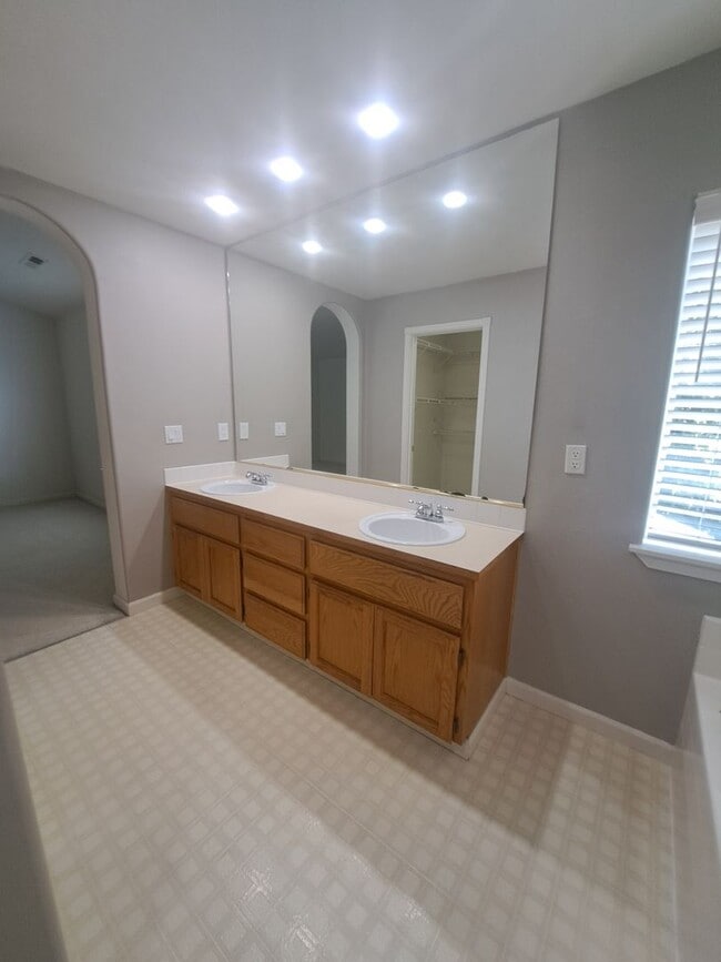 Building Photo - Beautiful setting 4 bedroom A/C Available Now
