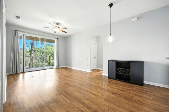 Building Photo - Bright Top-Floor Condo in Resort-Style Gat...