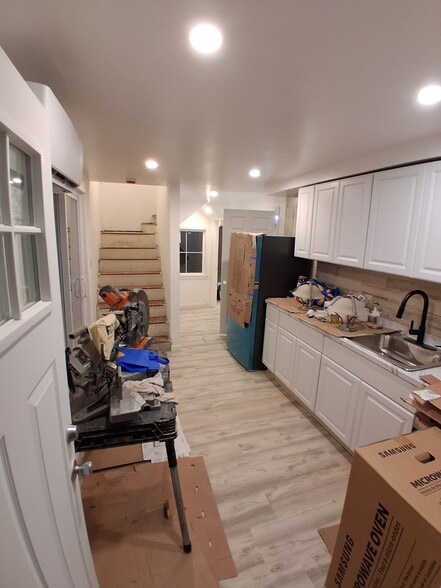 Building Photo - 1658 W Riverside Dr