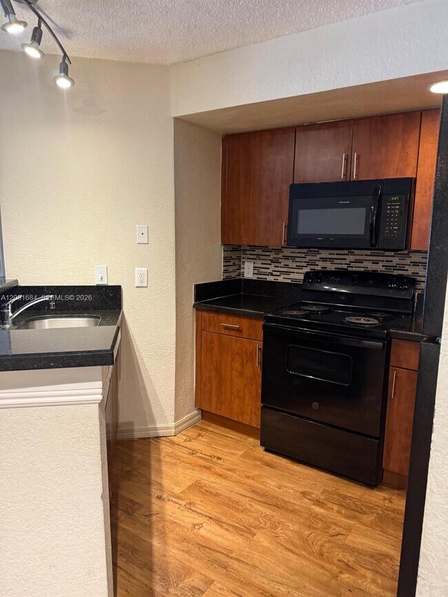 Building Photo - 12980 Vista Isles Dr
