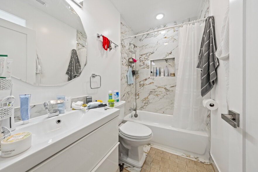 Building Photo - 2550 W Balmoral Ave