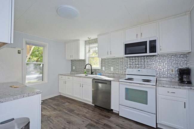 Building Photo - Beautiful 3-Bed 1.5-Bath Home in Forest La...