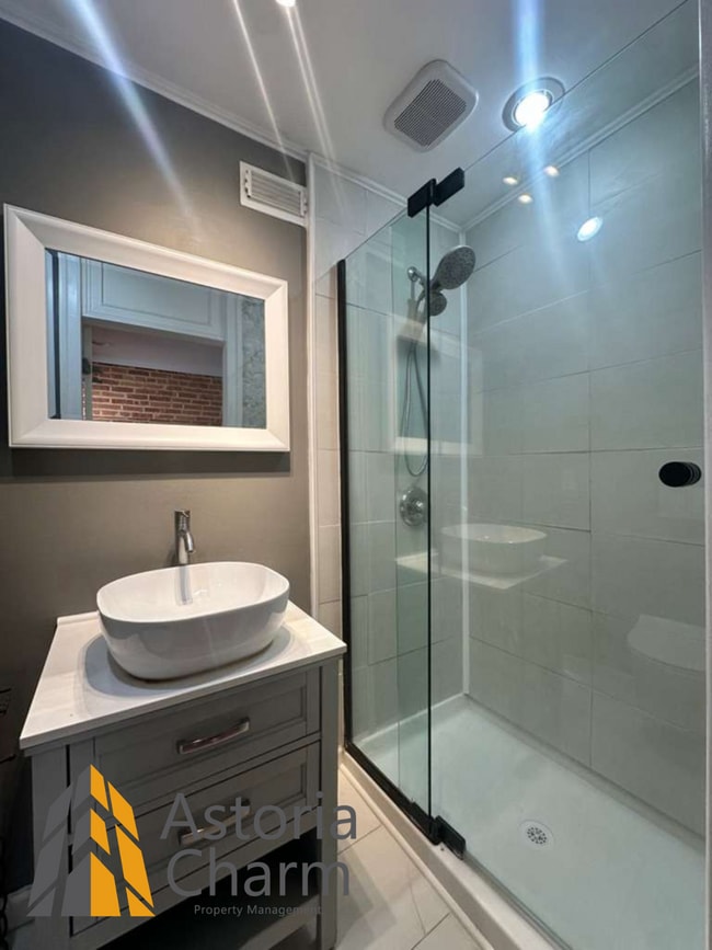 Building Photo - Stylish 2 Bedroom with Spa Bath, Hardwood Floors and Parking