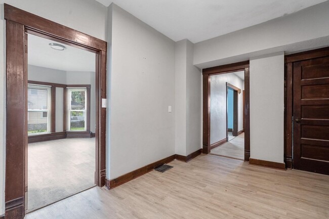 Building Photo - Large 4 Bedroom Home
