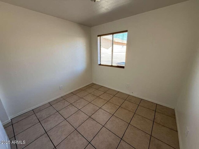 Building Photo - 712 E 17th St