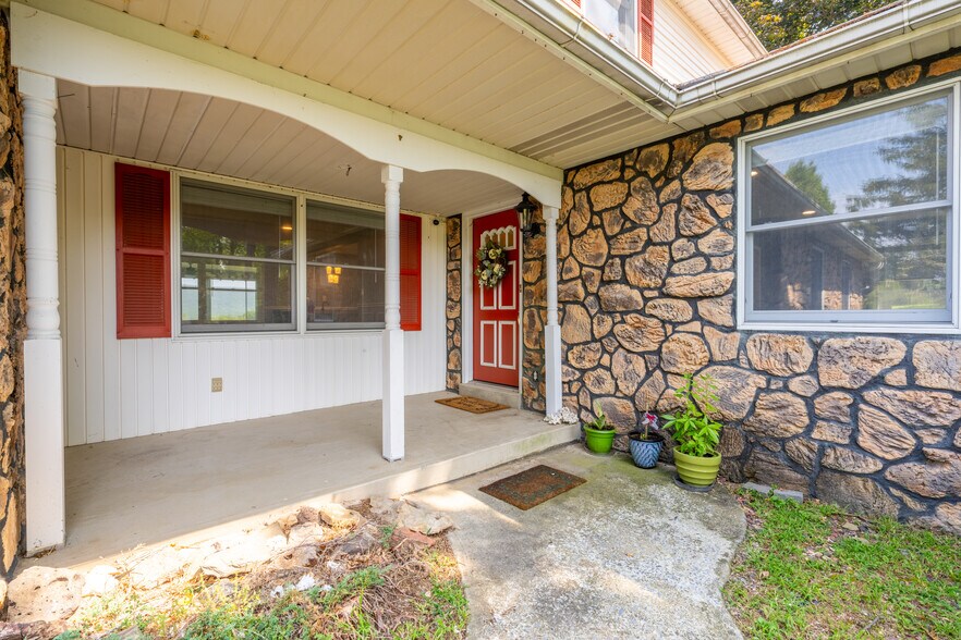 Building Photo - 3250 Vista Dr