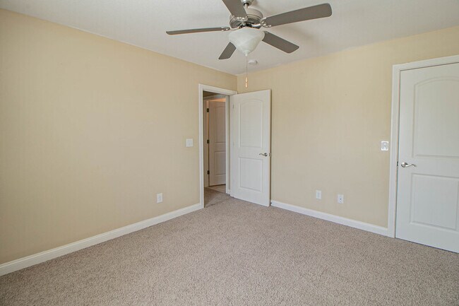 Building Photo - 809 Carousel Ct