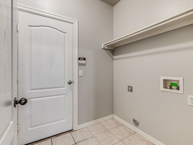 Building Photo - Well kept home in Edmond + 3 bedrooms + Office + Edmond Schools