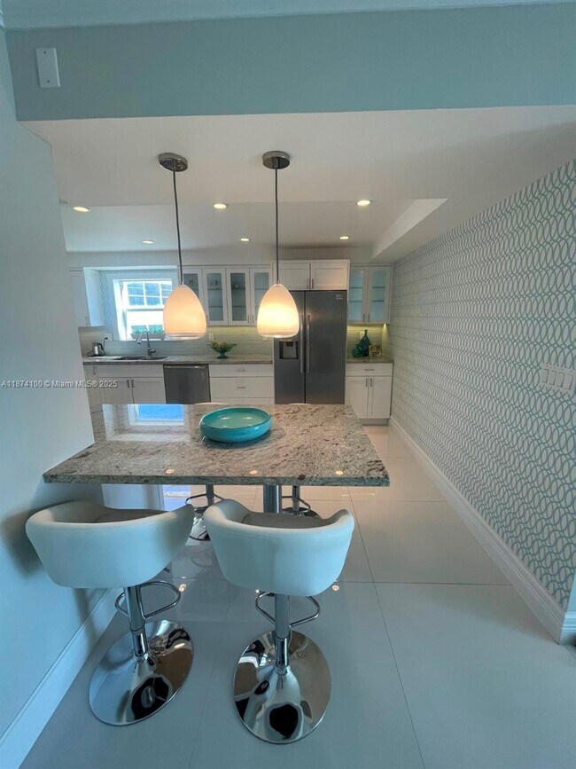 Building Photo - 5001 Collins Ave