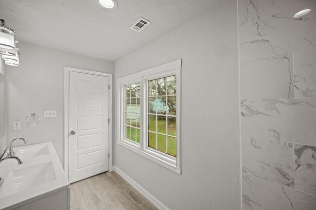 Building Photo - 3430 Seabrook St