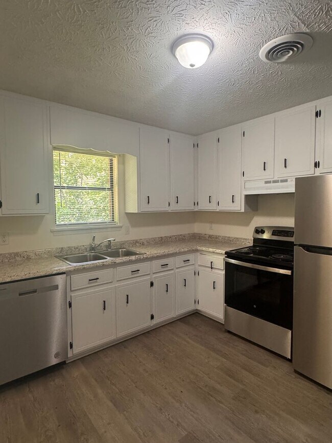 Building Photo - 1120 Sweetwater Cir