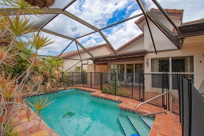 Building Photo - 7811 Villa Nova Dr