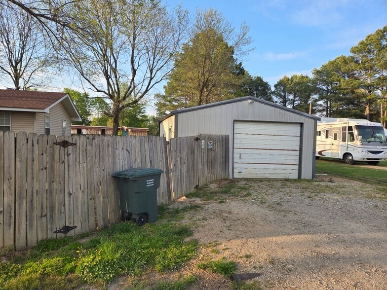 Building Photo - 706 N Holman St