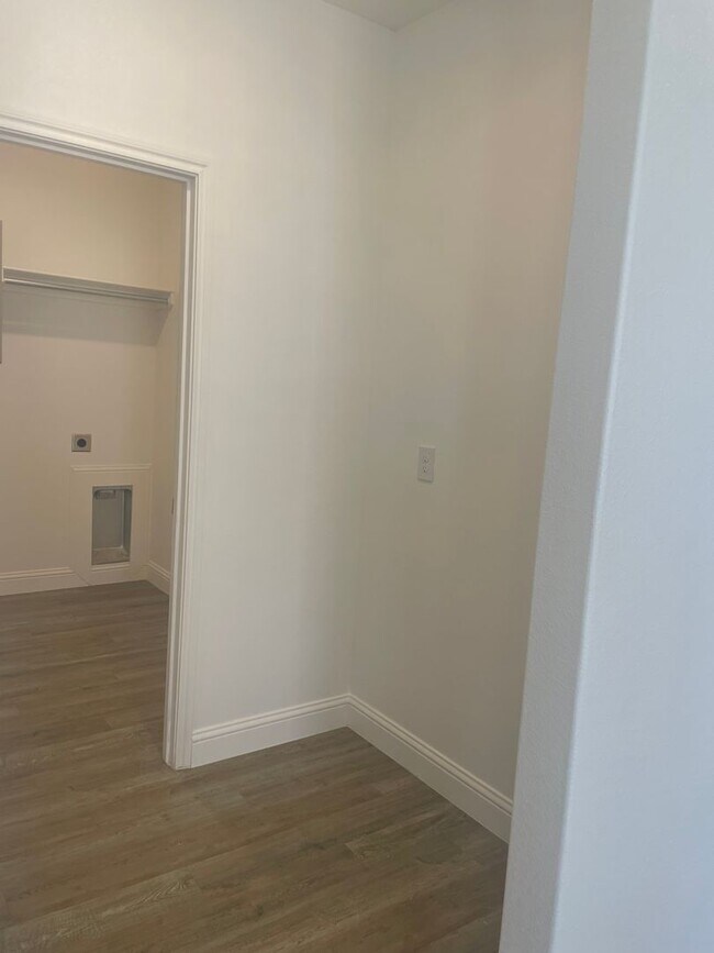 Building Photo - 3 Bedroom Rental Available July 9th in Fre...