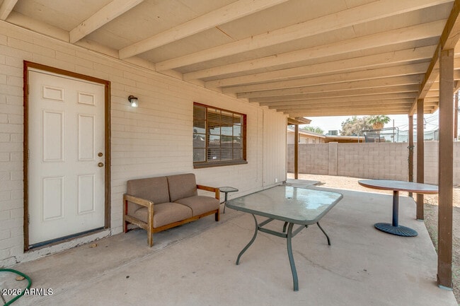 Building Photo - 1308 W 6th St