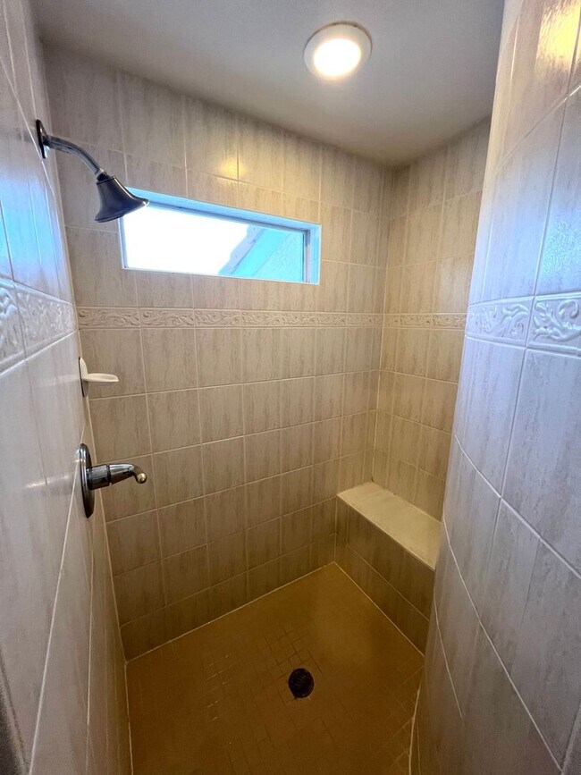Building Photo - Stunning 4 bedroom, 3 bath home in West El...