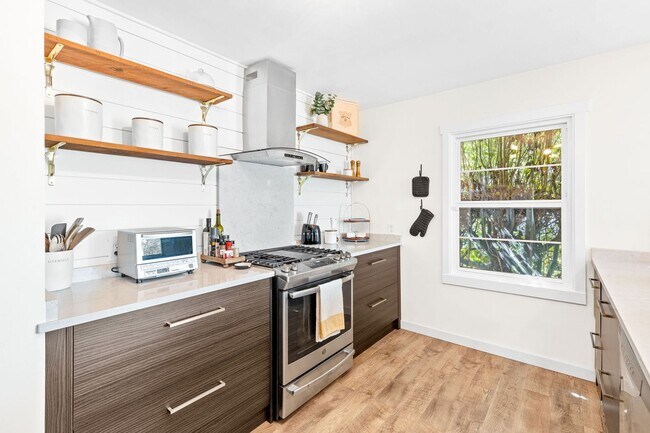 Building Photo - Fully Furnished 3-Bedroom, 1-Bath Modern Bungalow