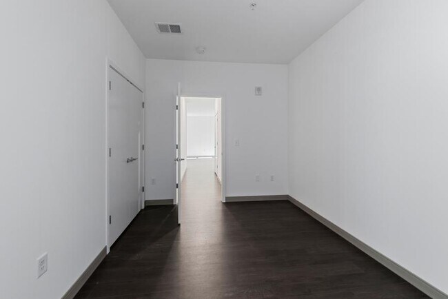 Building Photo - 2 bedroom in Milwaukee WI 53211