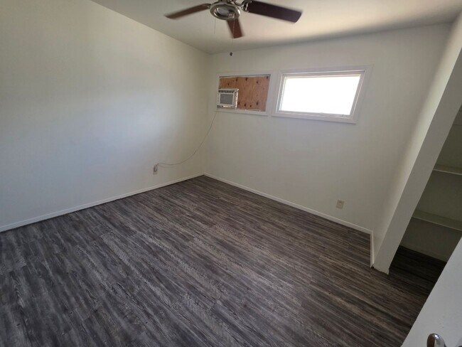 Building Photo - 3 Bed / 1 Bath Gem with Fenced Yard & Carport!