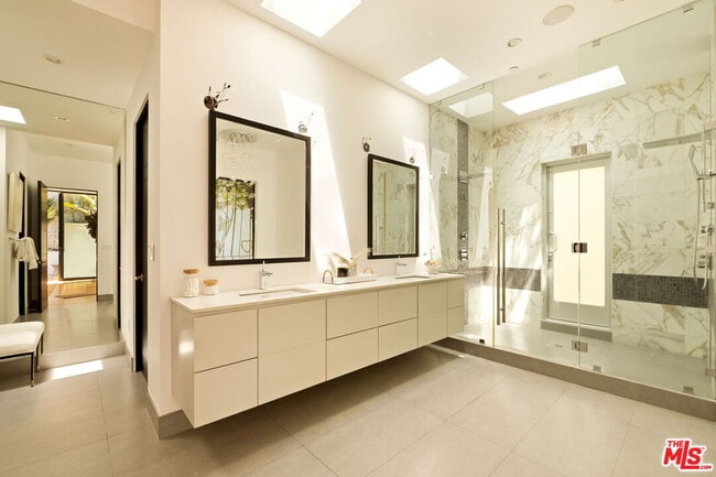 Building Photo - 1516 Forest Knoll Dr