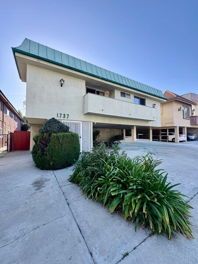 Building Photo - MUST SEE!! Completely Renovated.