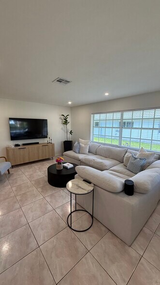 Building Photo - 3021 Albatross Rd